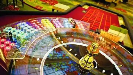Live Casino Table Game တွင် Real Dealer နှင့် Baccarat ကစားနေသောမြင်ကွင်း